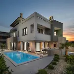 Nadja Zadarvillas *